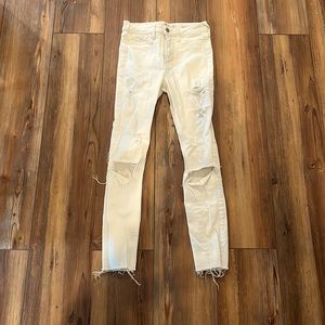 White HOLLISTER ripped jeans.